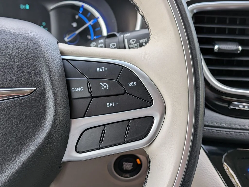 Used 2018 Red Chrysler Limited image 16