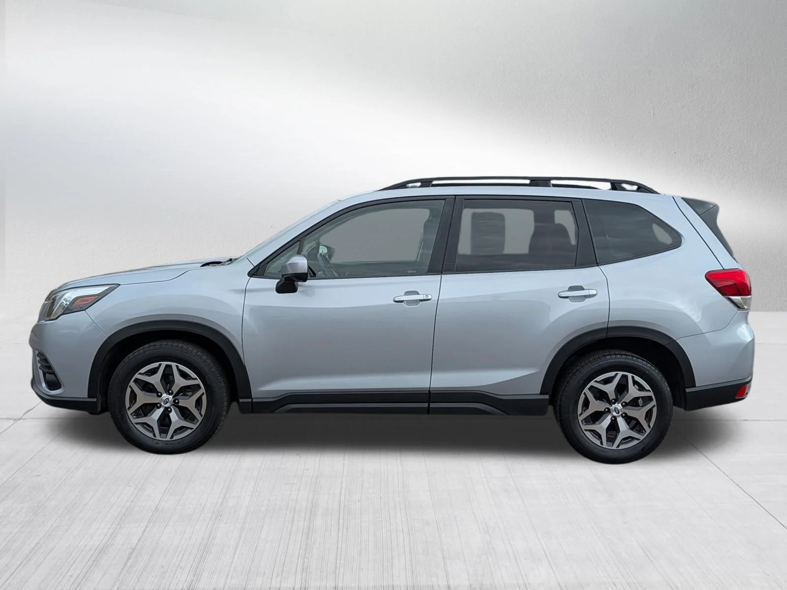 Used 2024 Ice Silver Metallic Subaru Premium image 4