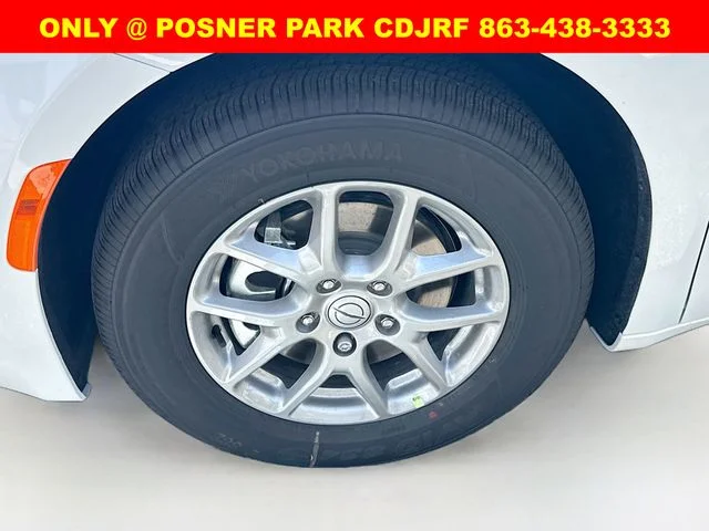 New 2026 Bright White Clear-Coat Exterior Paint Chrysler  image 31
