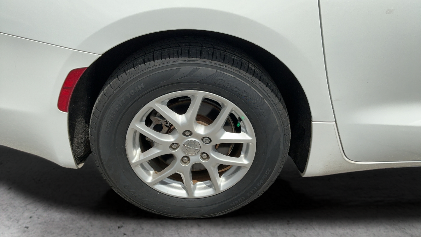 Used 2019 White Chrysler LX image 18