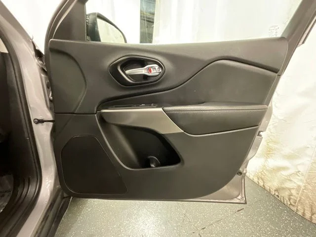 Used 2022 Silver Jeep Limited image 22