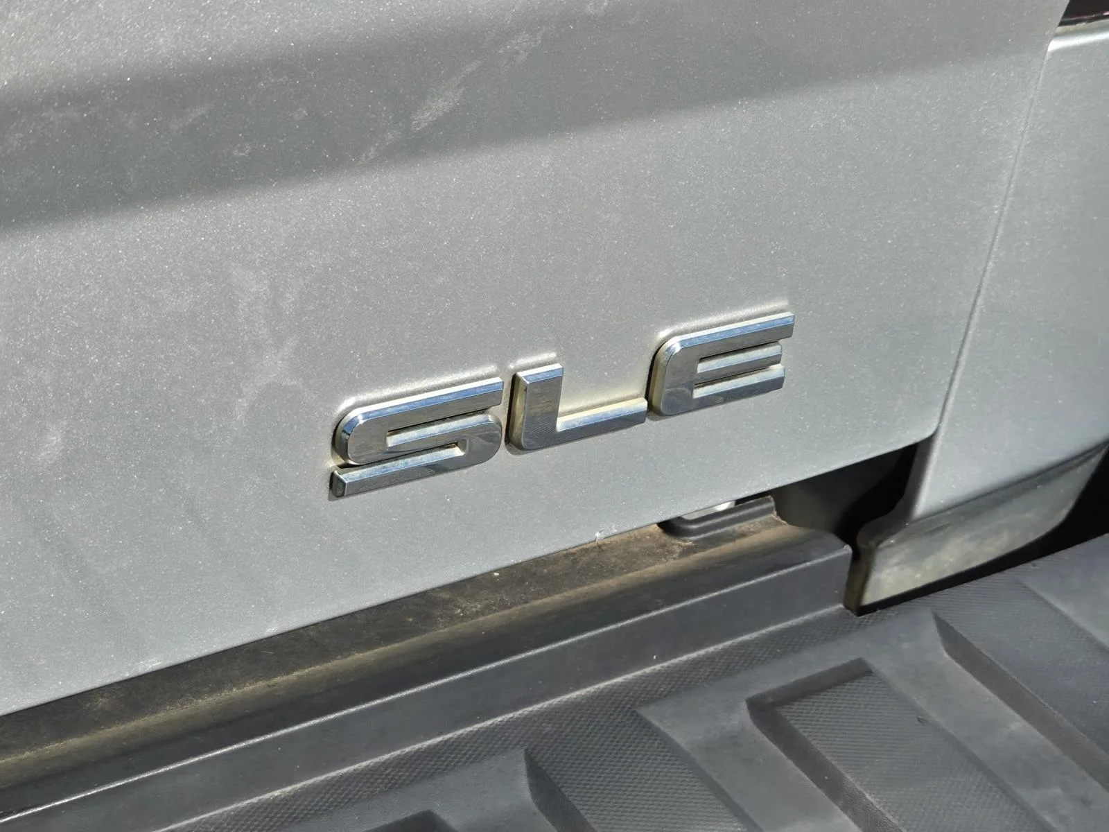Used 2018 Quicksilver Metallic GMC 2WD Crew Cab 143.5 SLE image 8