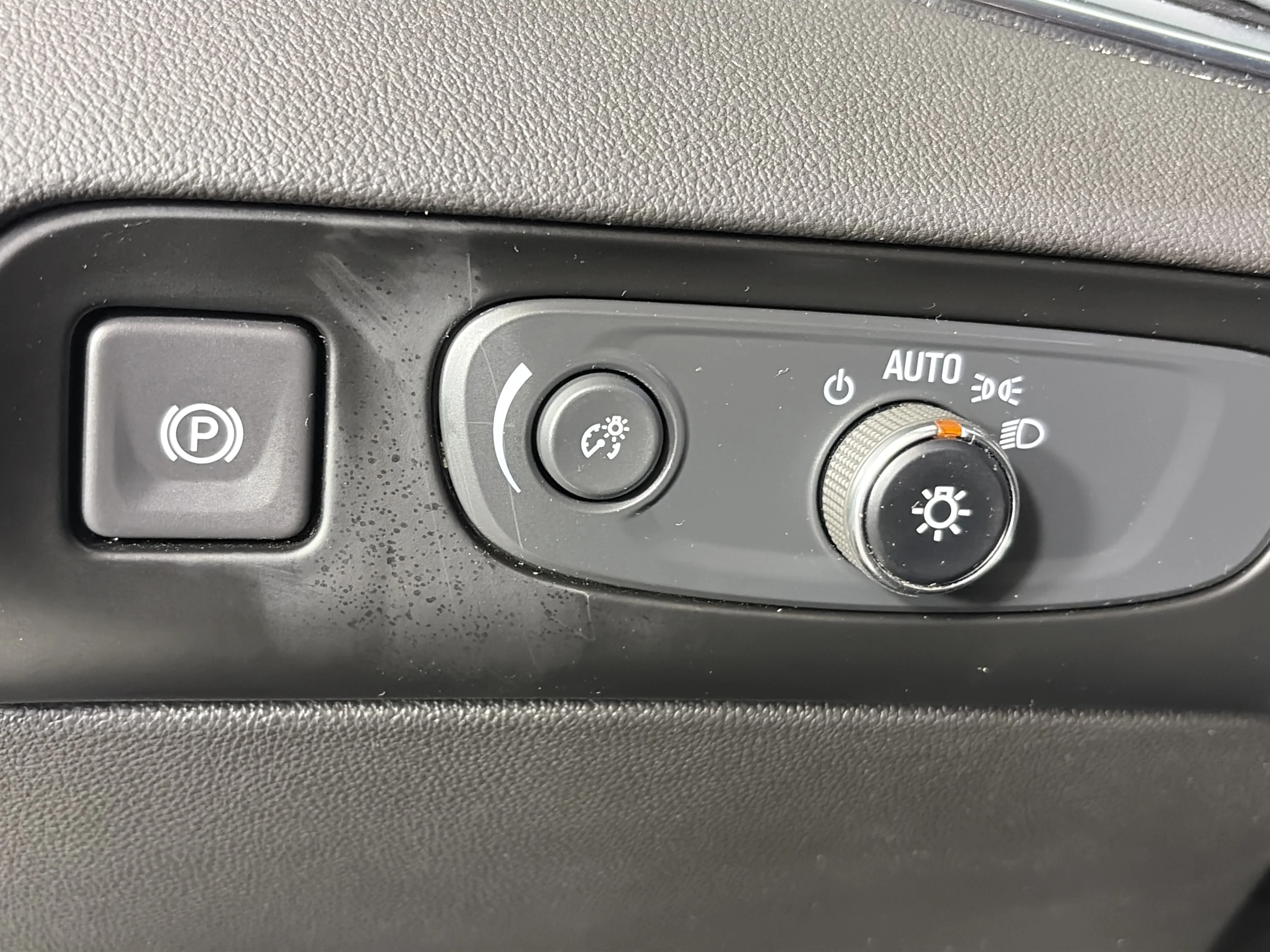 Used 2021 Includes Spectra Gray lower exterior accent color.) Buick Essence image 33