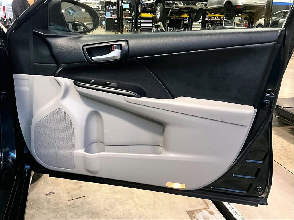 Used 2014 Gray Toyota LE image 12