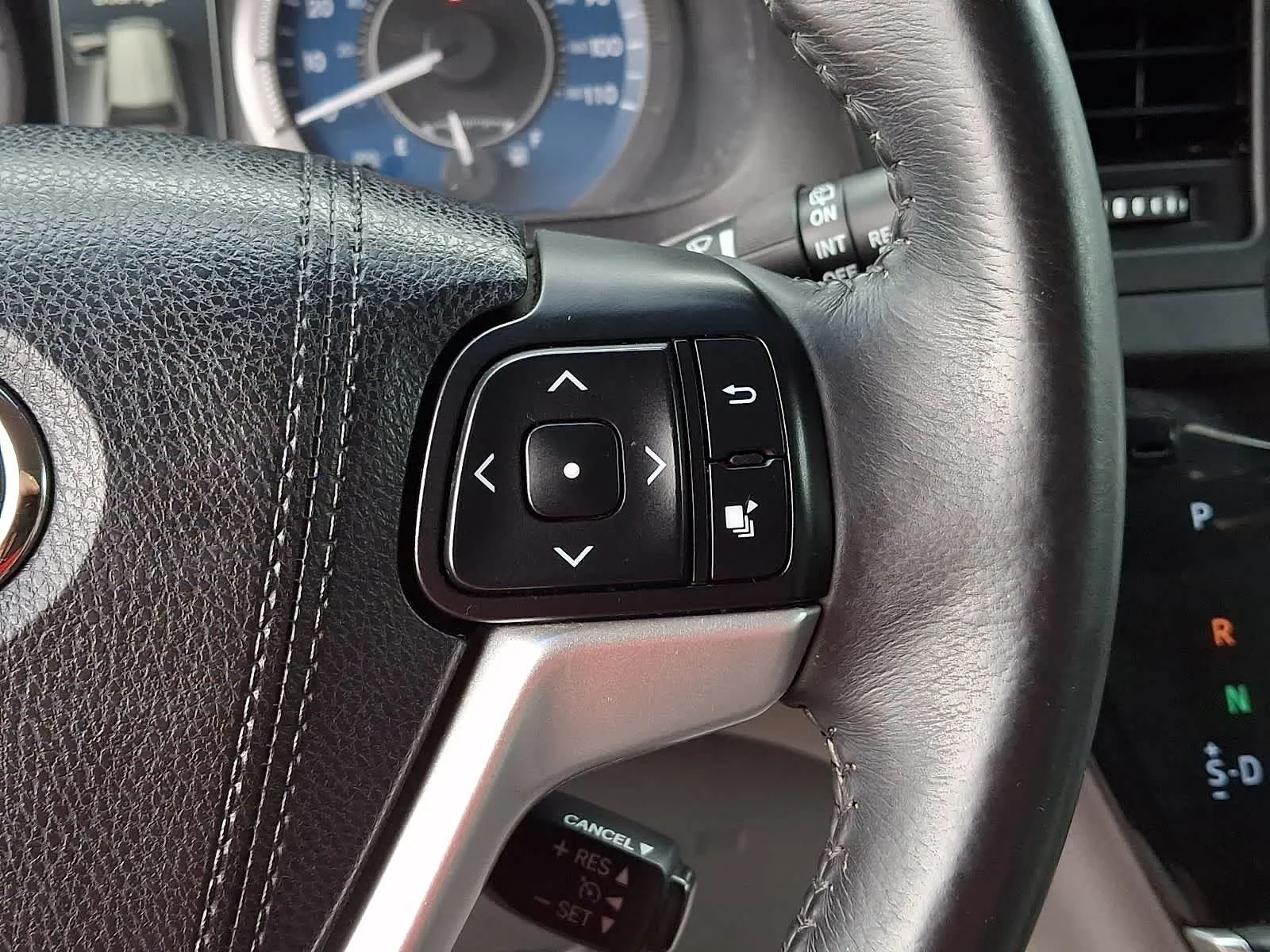 Used 2016 Predawn Gray Mica Toyota XLE Premium image 28