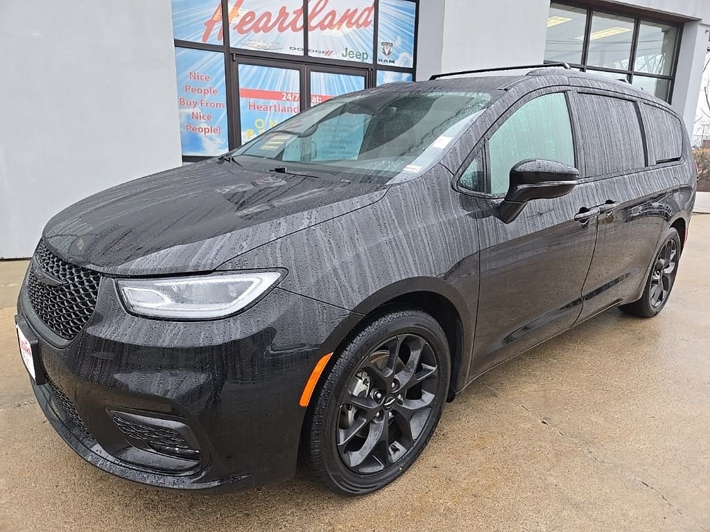 Used 2025 Chrysler Pacifica Limited with VIN 2C4RC1GG4SR515664 for sale in Kansas City