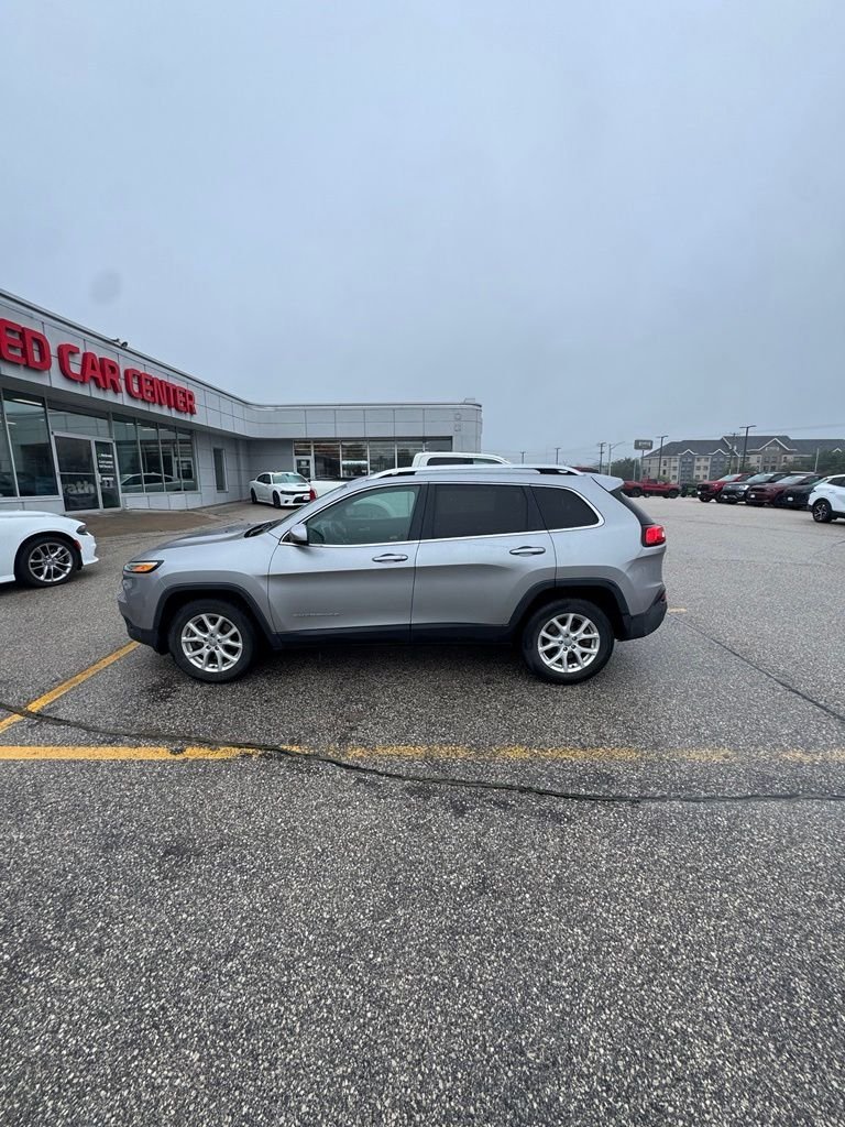 Used 2016 Silver Jeep Latitude image 6