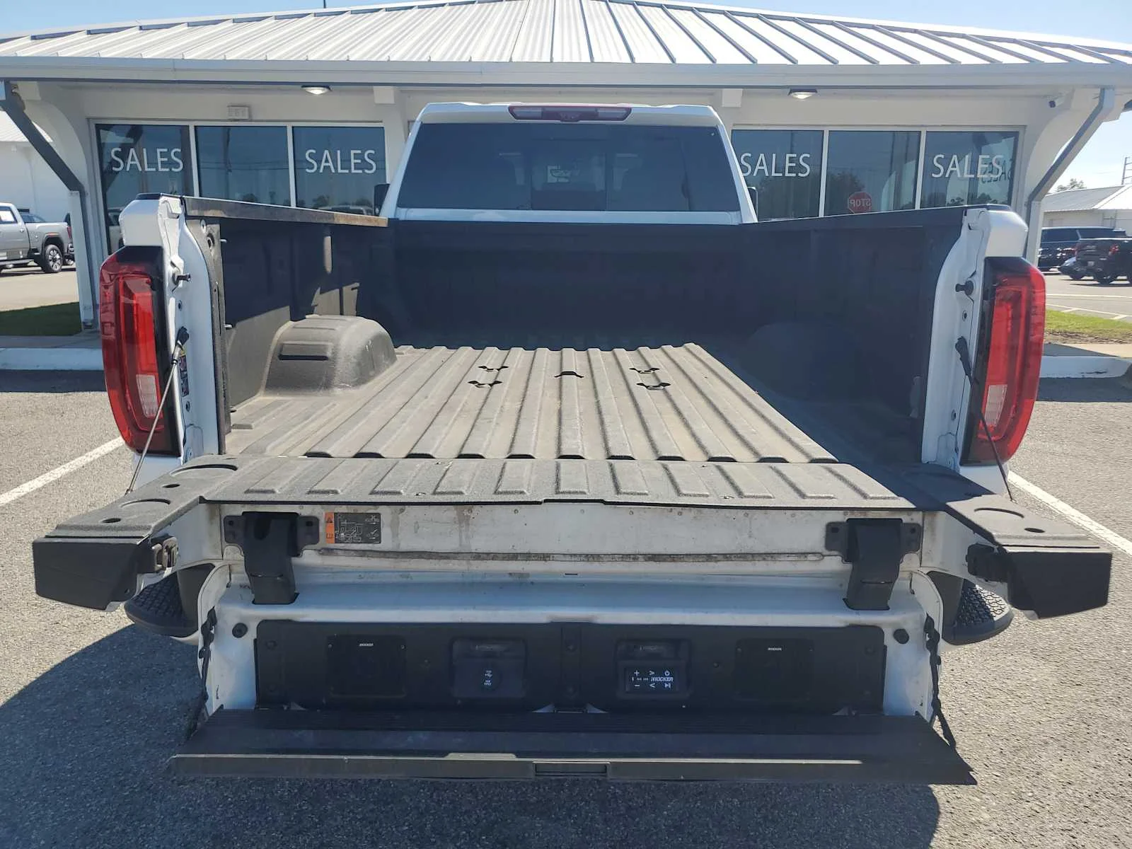 Used 2022 WHITE FROST TRICOAT GMC Denali image 7
