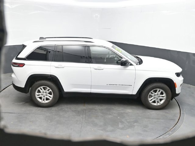 Used 2022 White Jeep Laredo image 38