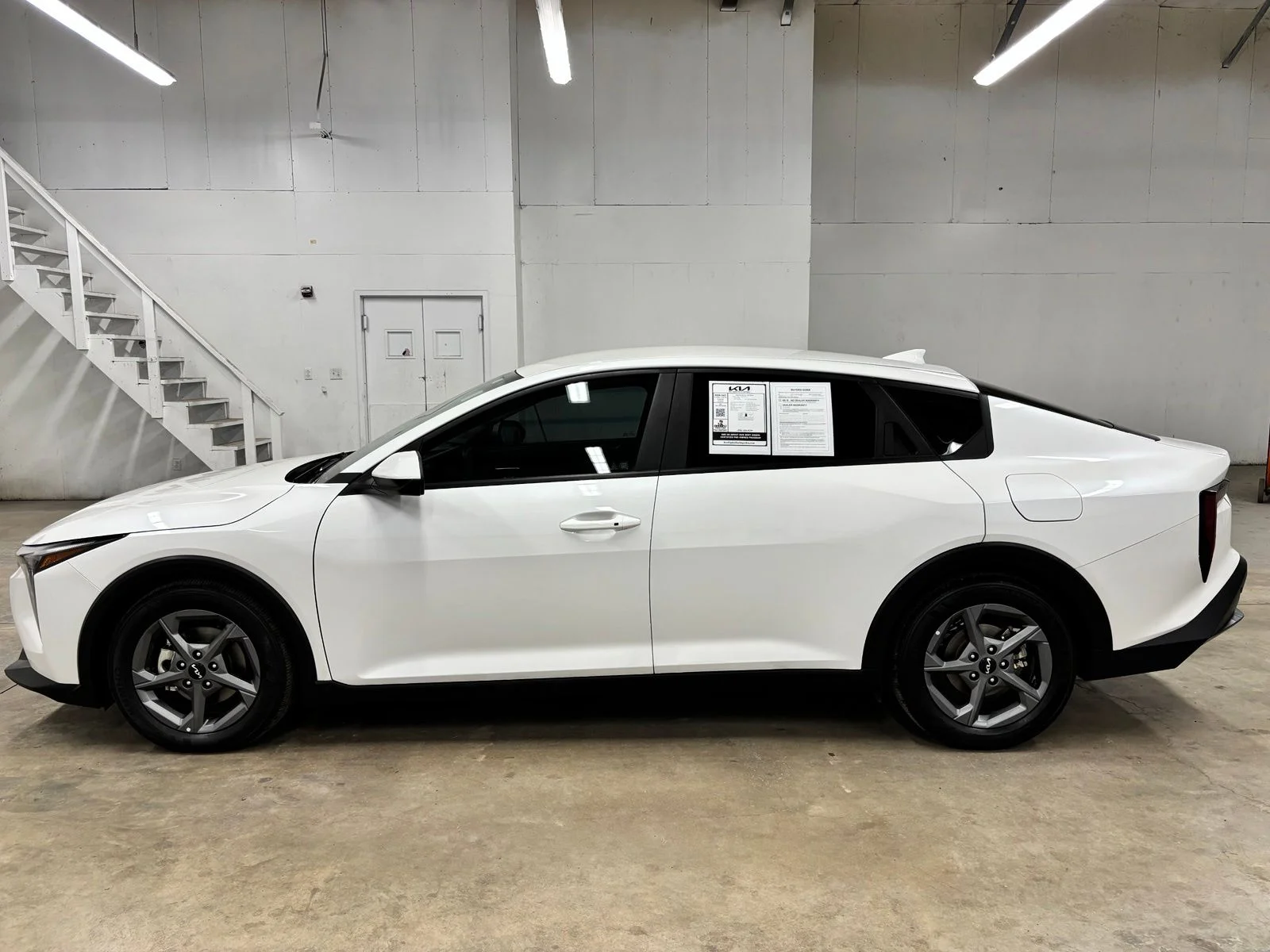 Used 2025 White Kia LXS image 4