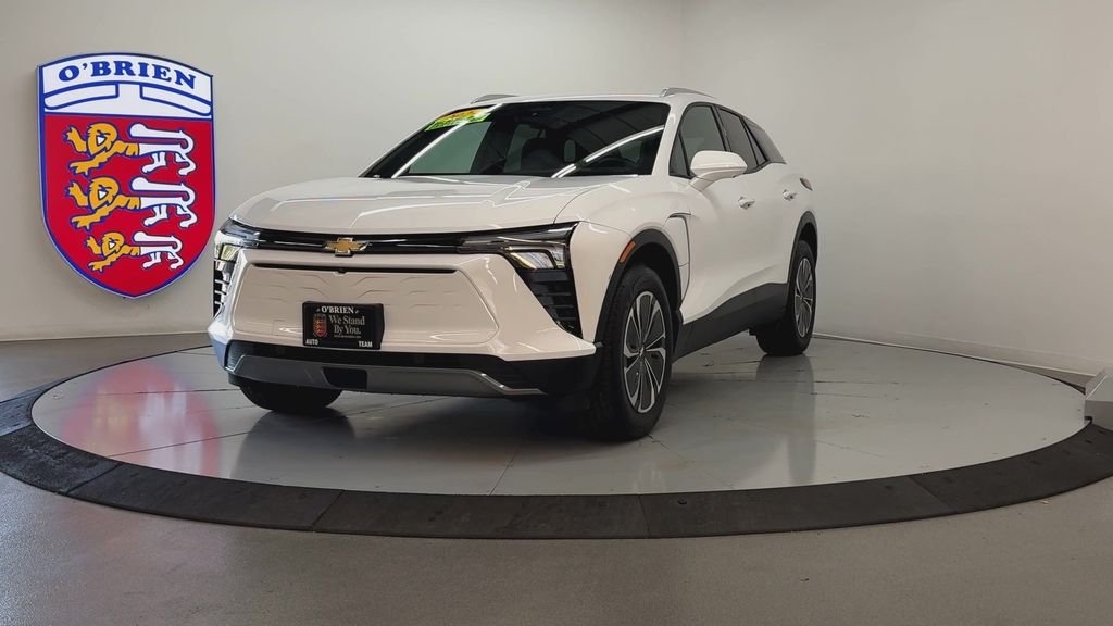 Used 2024 Summit White Chevrolet LT image 9