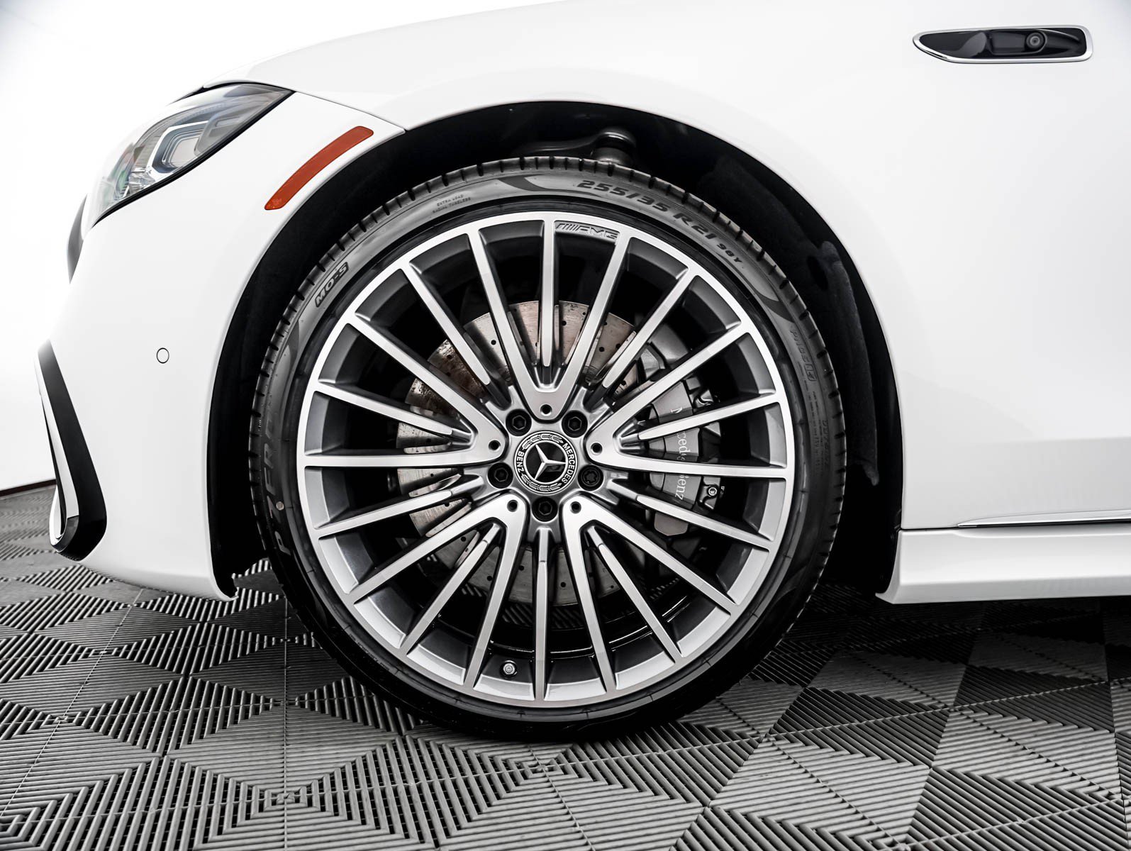 New 2027 MANUFAKTUR Moonlight White Metallic Mercedes-Benz S 580 image 6