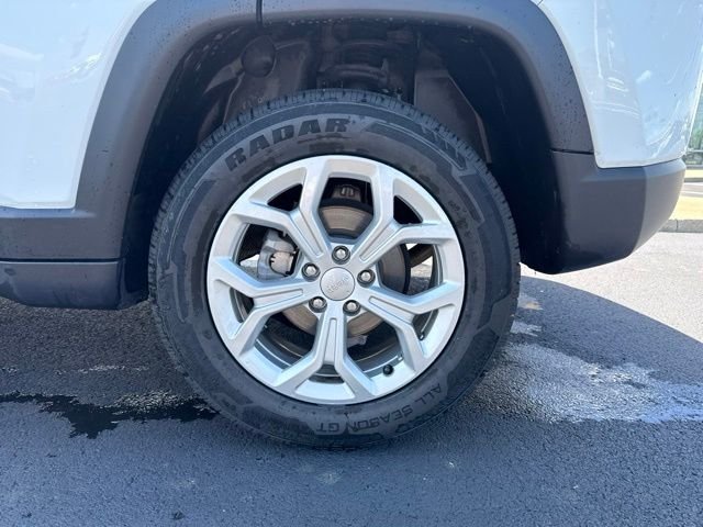 Used 2024 White Jeep Latitude image 9