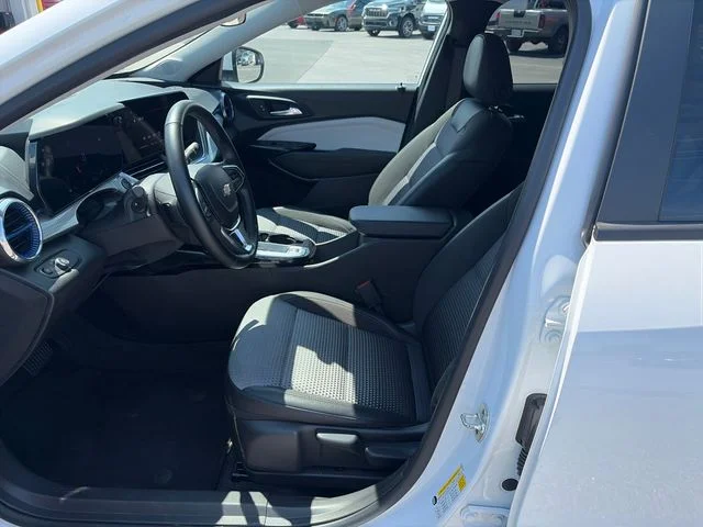 Used 2025 White Chevrolet LT image 9