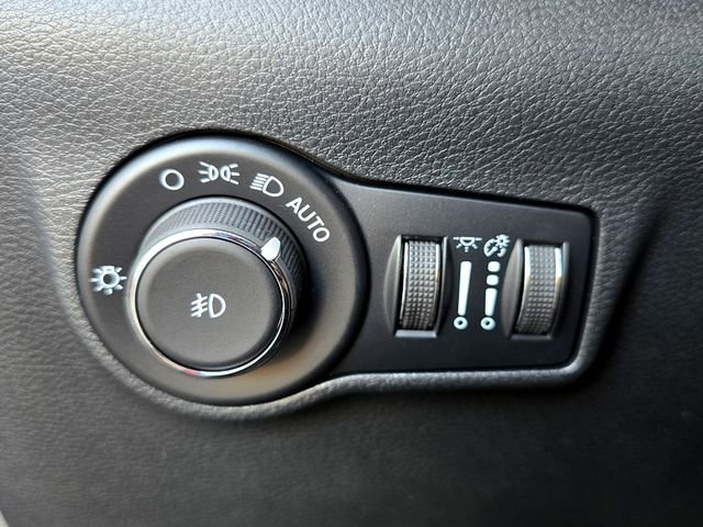 New 2026 Bright White Clearcoat Jeep Latitude image 18