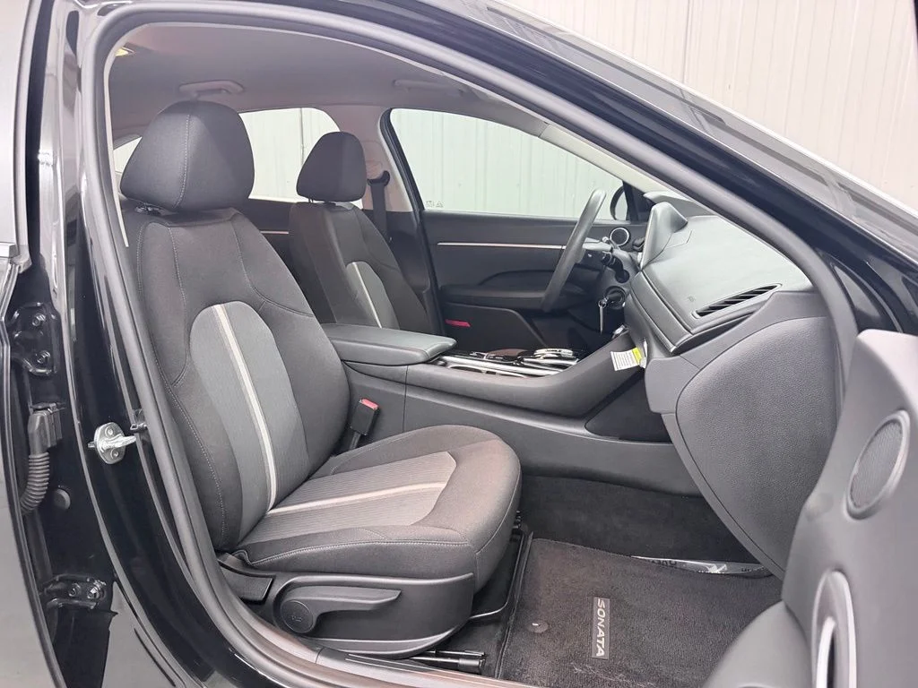 Used 2021 Black Hyundai SE image 35