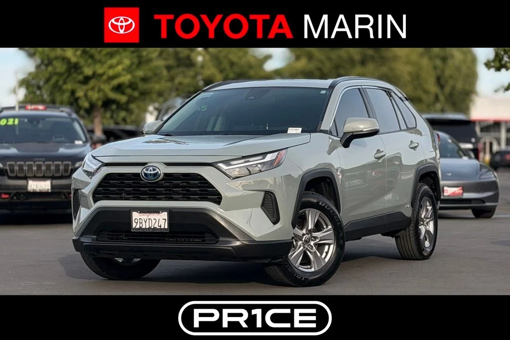 Used 2022  Toyota XLE image 1