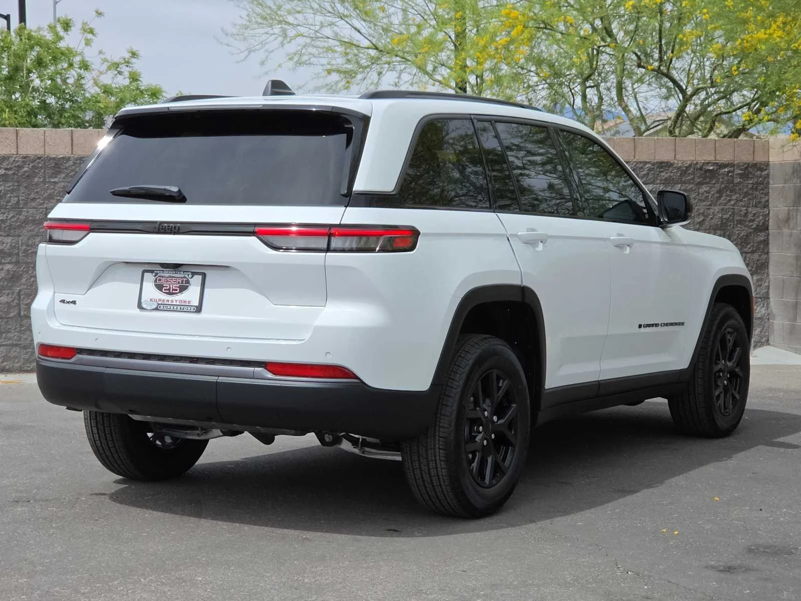 New 2026 Bright White Clear-Coat Exterior Paint Jeep Laredo Altitude image 8