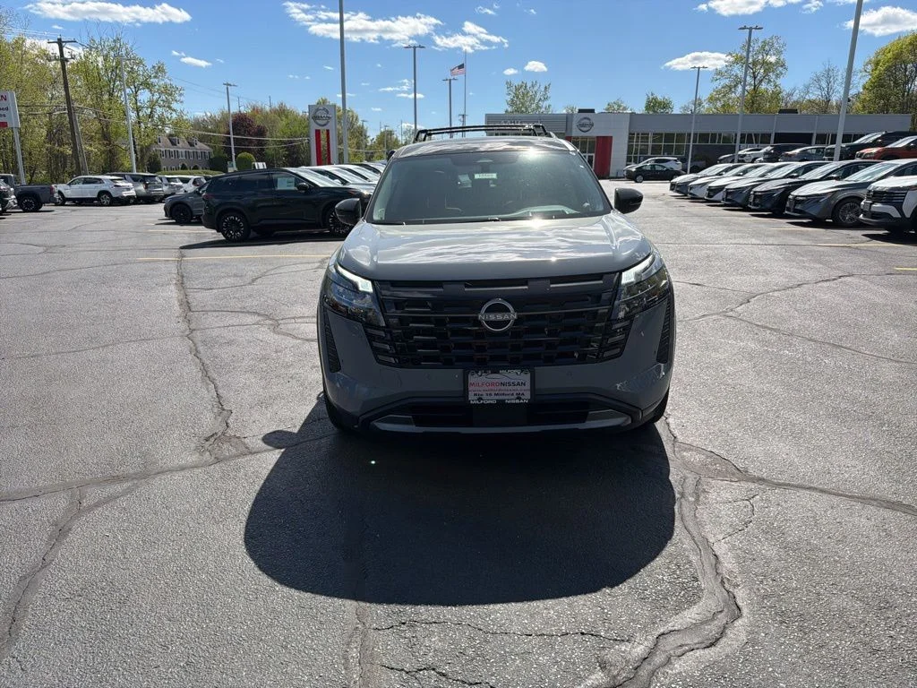 New 2026 Boulder Gray Pearl / Super Black Two-tone Nissan Platinum image 9