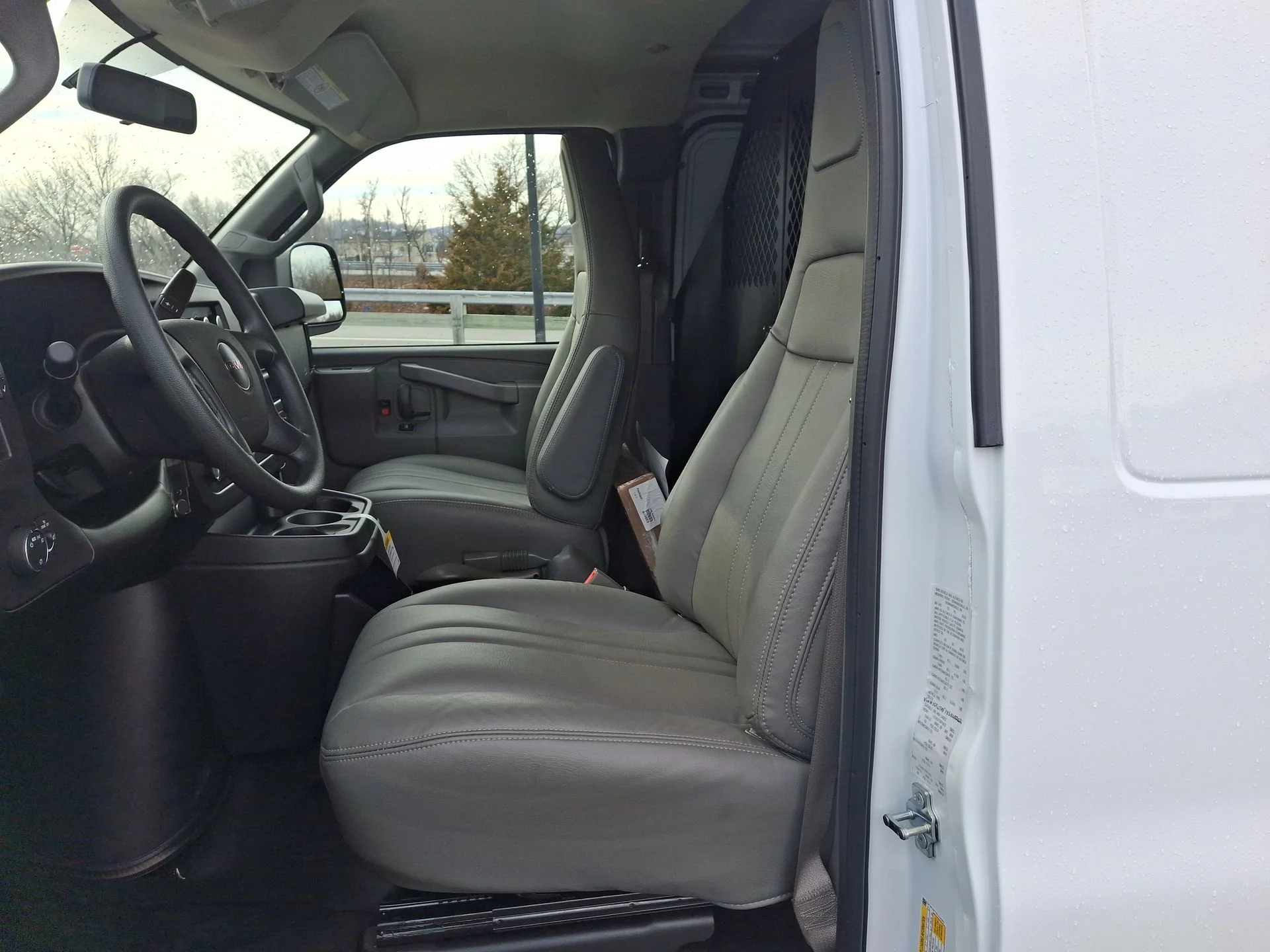 2025 GMC Savana Cargo Work Van - Photo 33