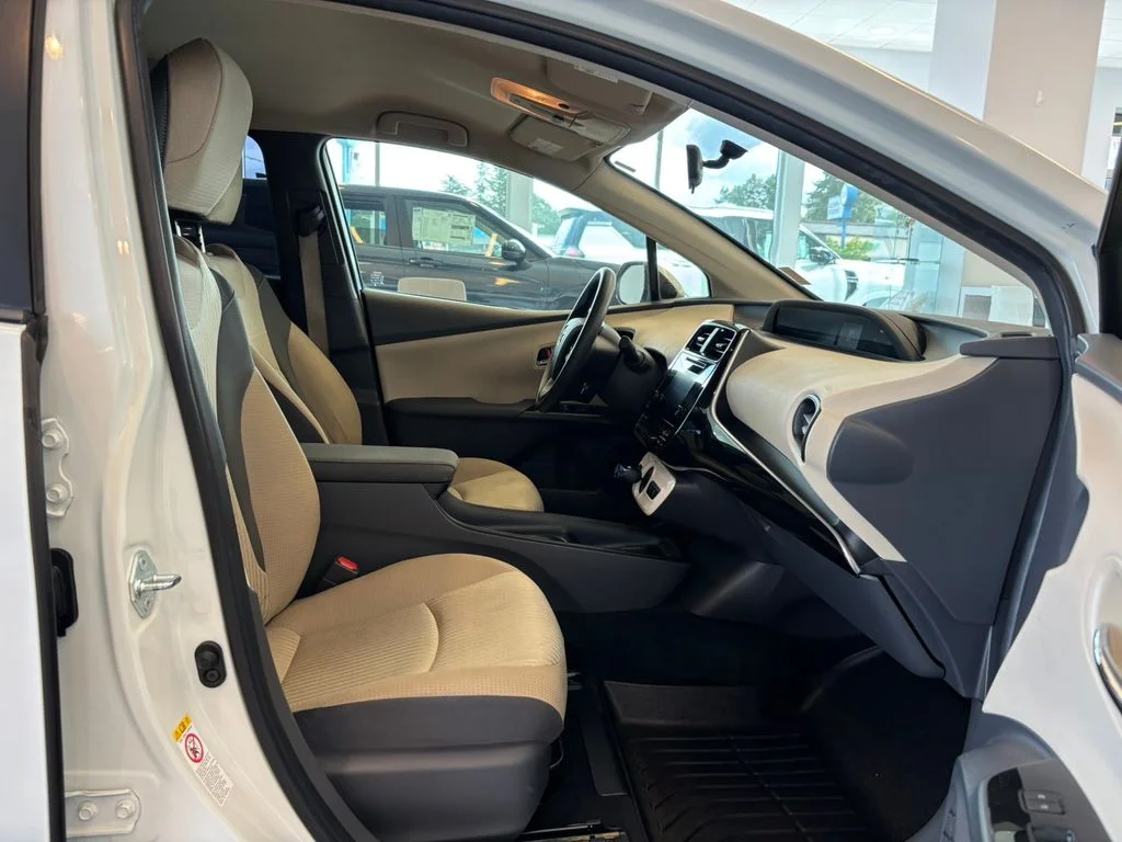 Used 2016 White Toyota Two image 23