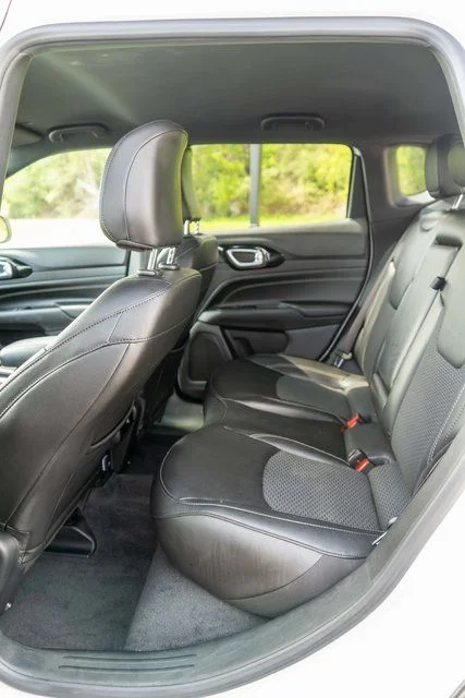 Used 2023 White Jeep Latitude image 12