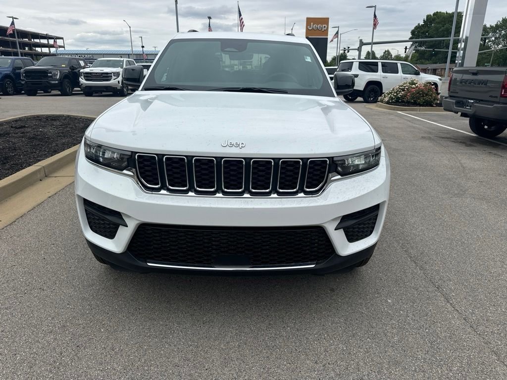 New 2026 Bright White Clear-Coat Exterior Paint Jeep Laredo X image 8