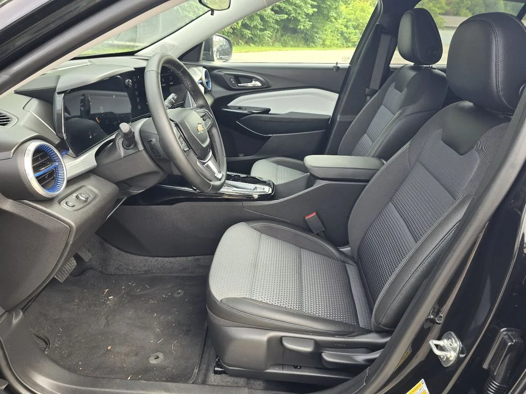 Used 2025 Mosaic Black Metallic Chevrolet LT image 12
