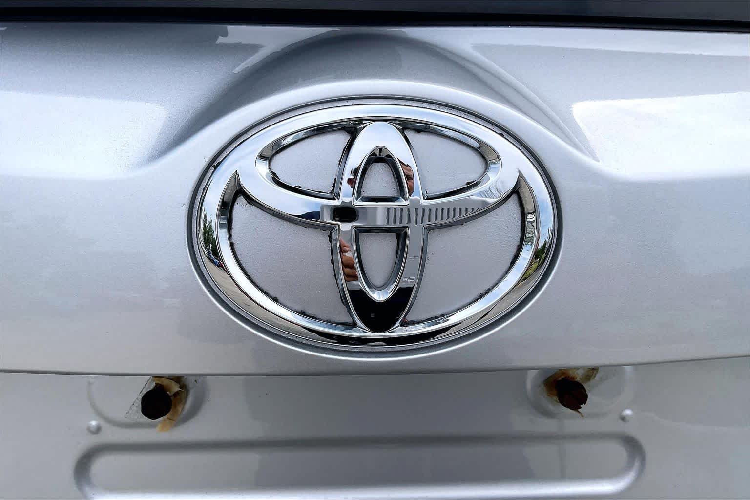 Used 2015 Classic Silver Metallic Toyota Limited image 32