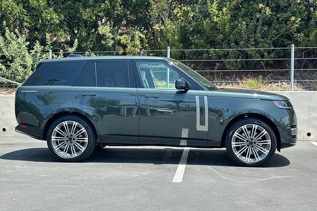New 2026 Belgravia Green Land Rover SE image 6