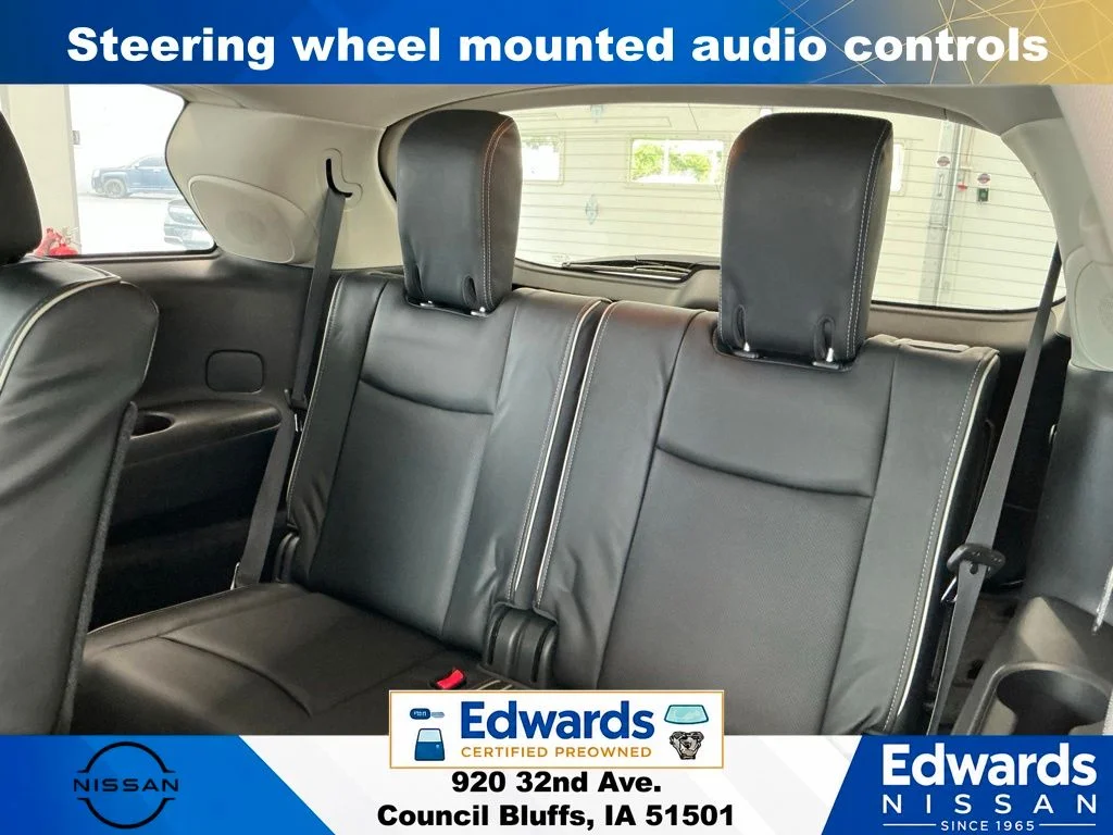 Used 2017 White INFINITI Base image 17