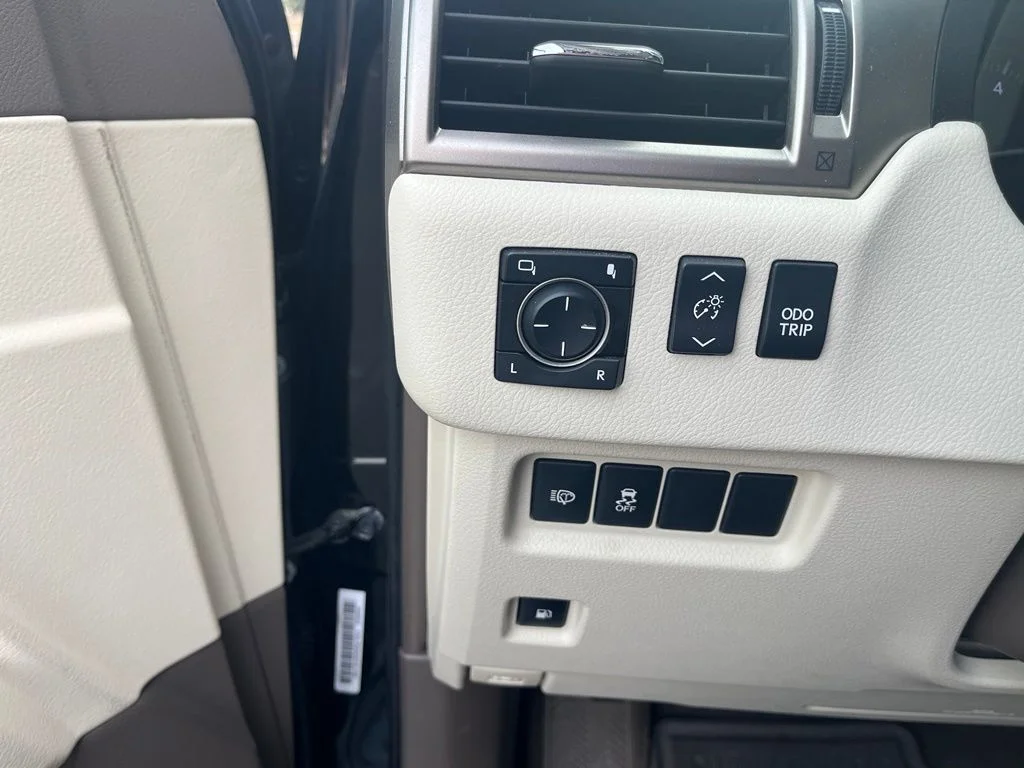 Used 2017 Black Lexus 460 image 11