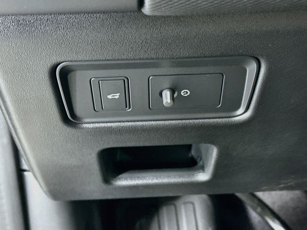 New 2026 Lantau Bronze Land Rover Dynamic SE image 11