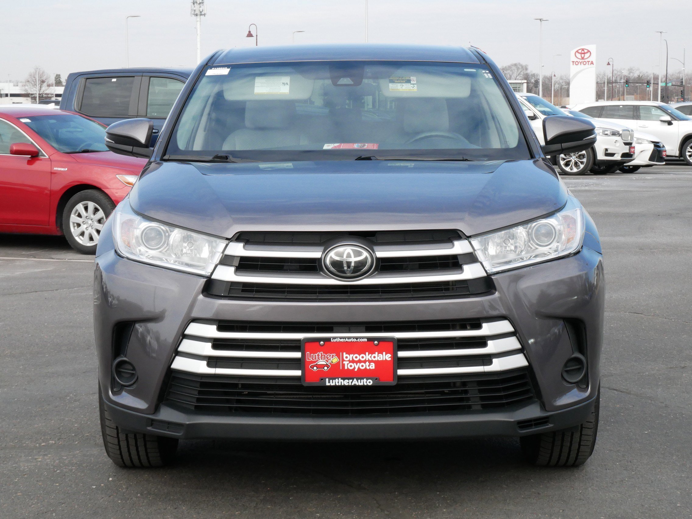 Used 2019 Toyota Highlander LE with VIN 5TDBZRFH3KS960395 for sale in Brooklyn Center, Minnesota
