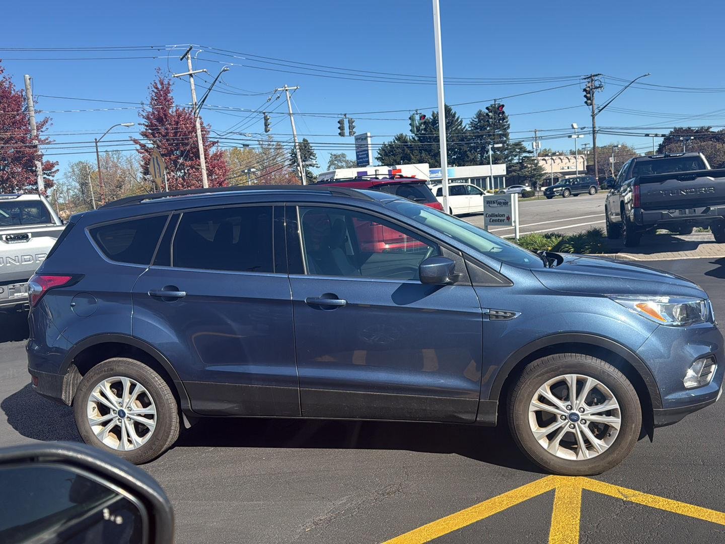 Used 2018 Blue Ford SE image 2