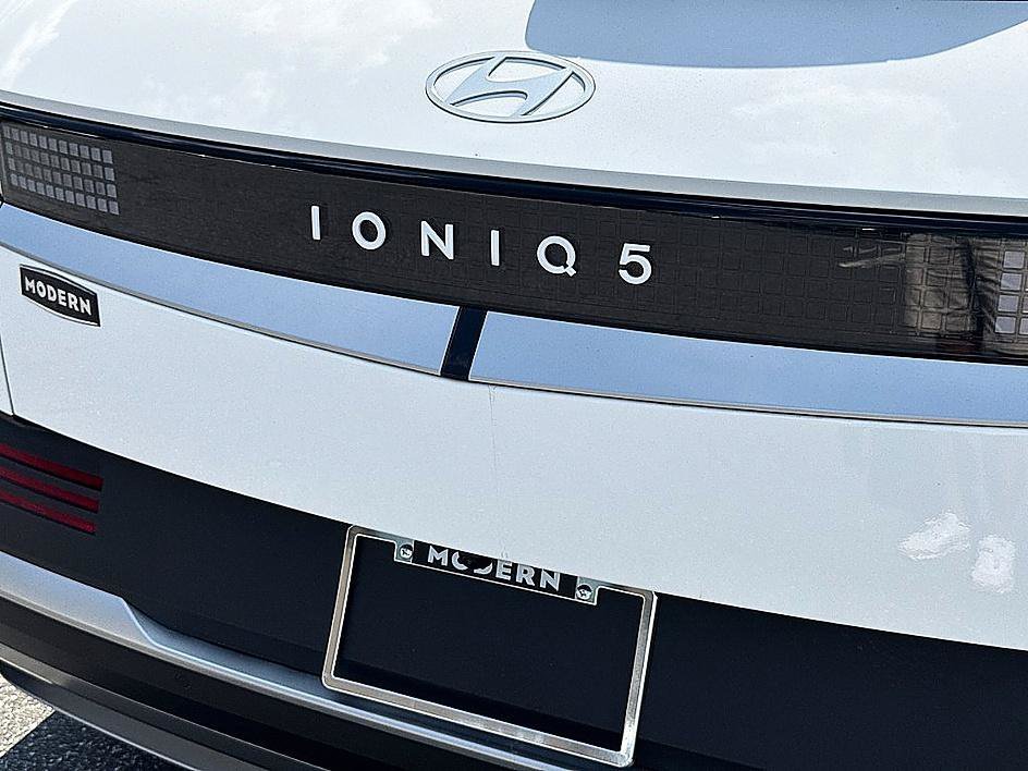 Used 2025 Atlas White Hyundai SE image 24