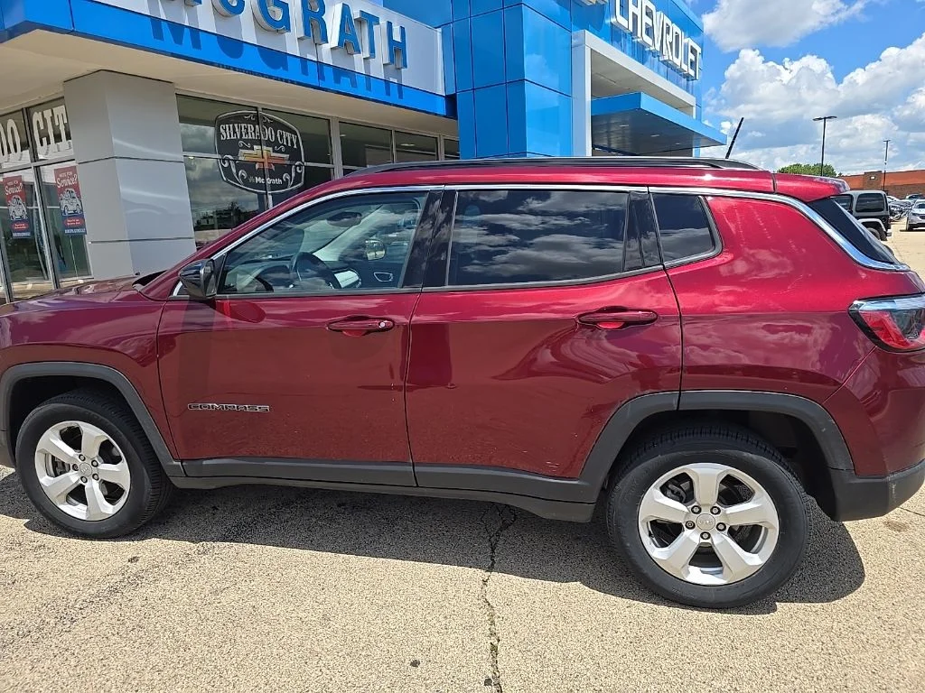 Used 2022 Red Jeep Latitude image 7