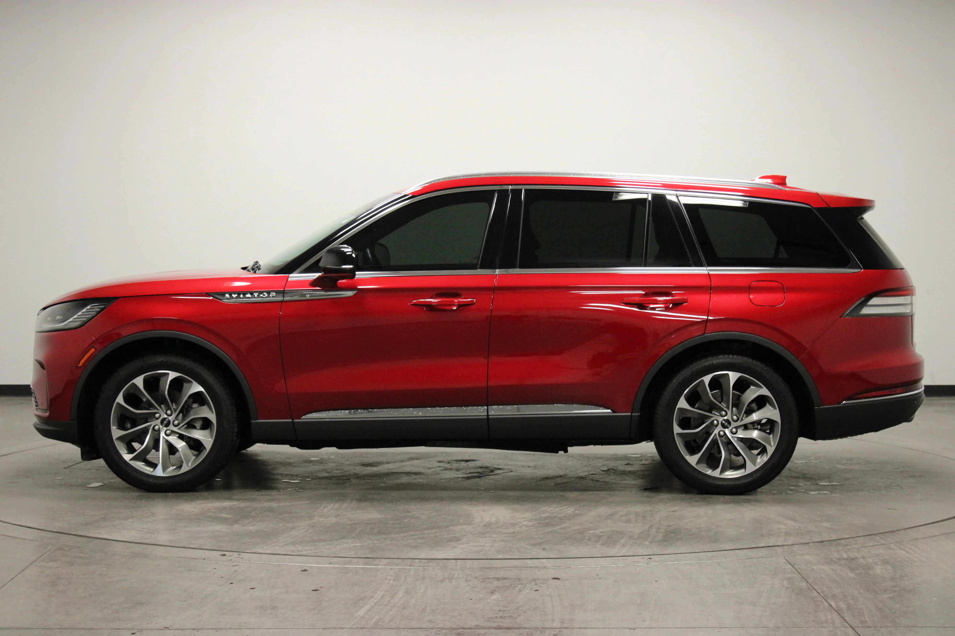 Used 2025 Red Carpet Tinted Clearcoat Lincoln Reserve image 5