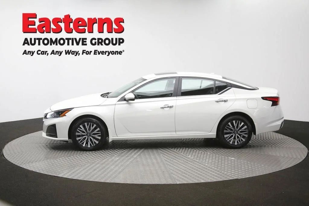 Used 2023 White Nissan 2.5 SV image 62