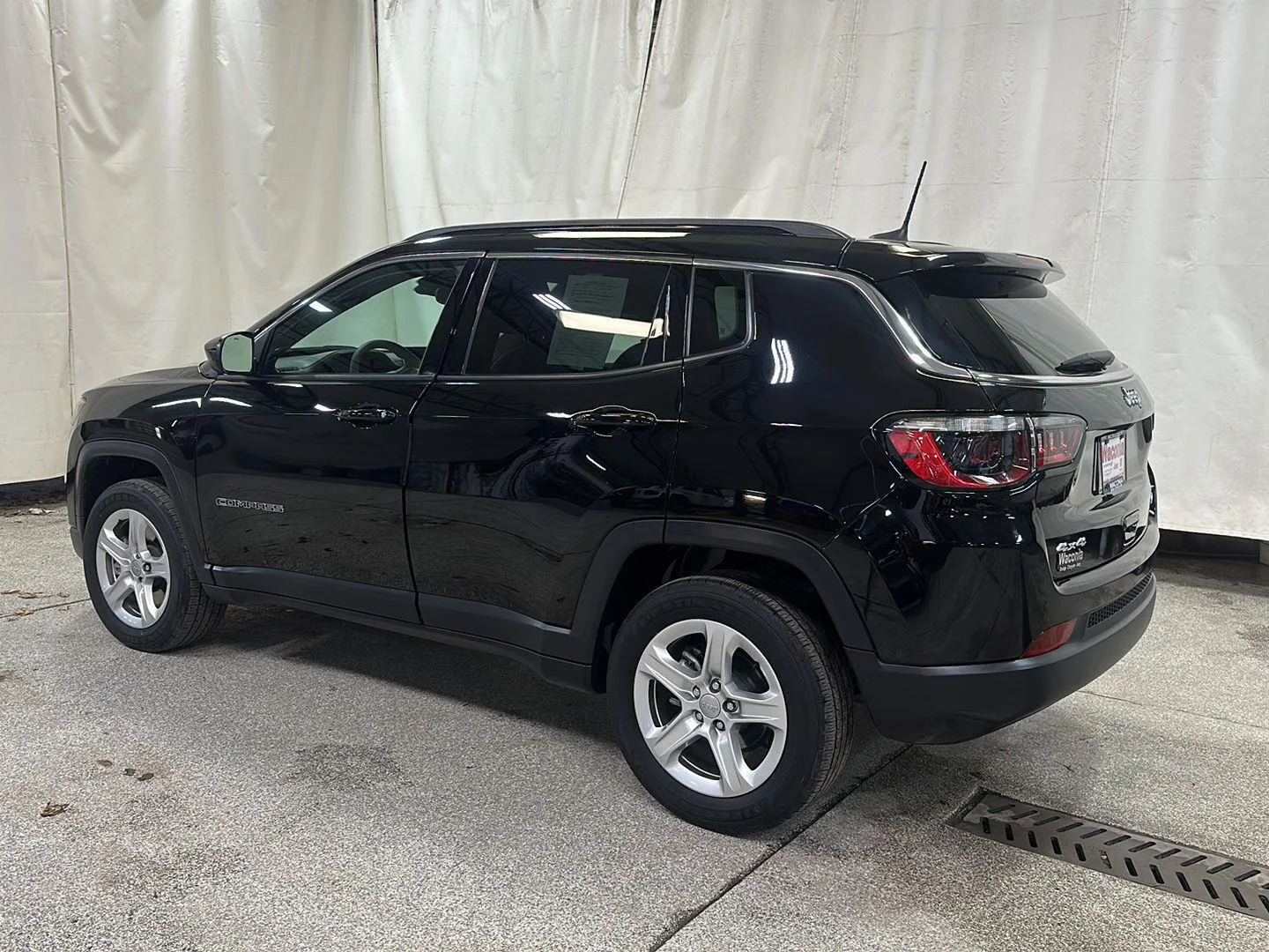 Used 2023 Diamond Black Crystal Pearlcoat Jeep Latitude image 3