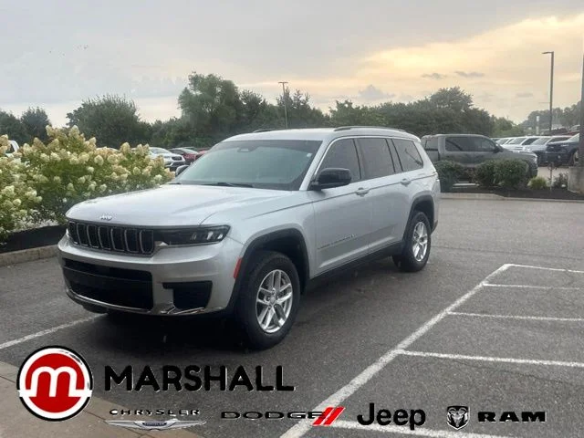 Used 2024 Silver Jeep Laredo image 1
