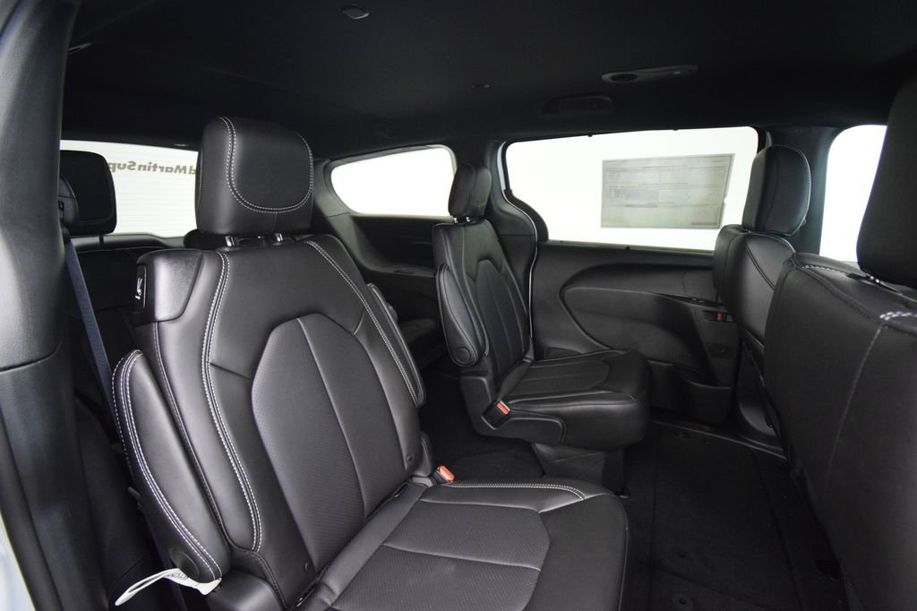 New 2027 Diamond Black Crystal Pearl-Coat Exterior Paint Chrysler LX image 17