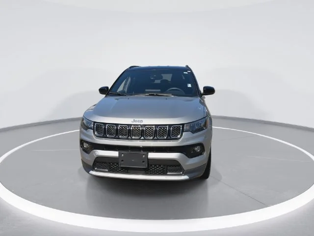 Used 2024  Jeep Limited image 3