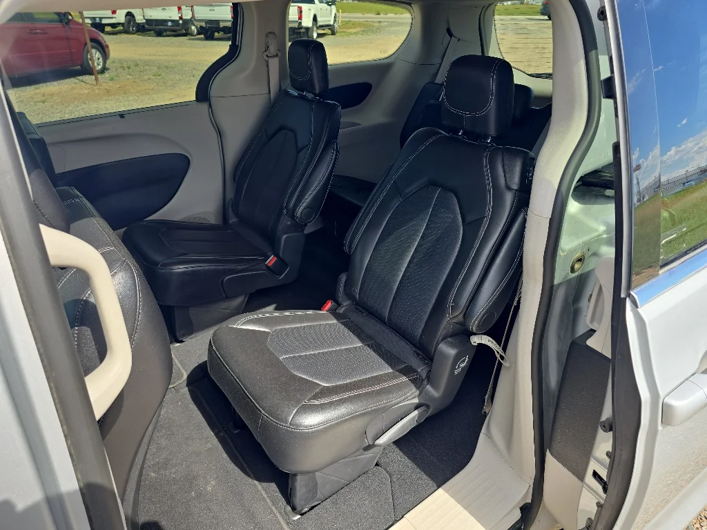 Used 2024 Silver Chrysler Touring L image 30