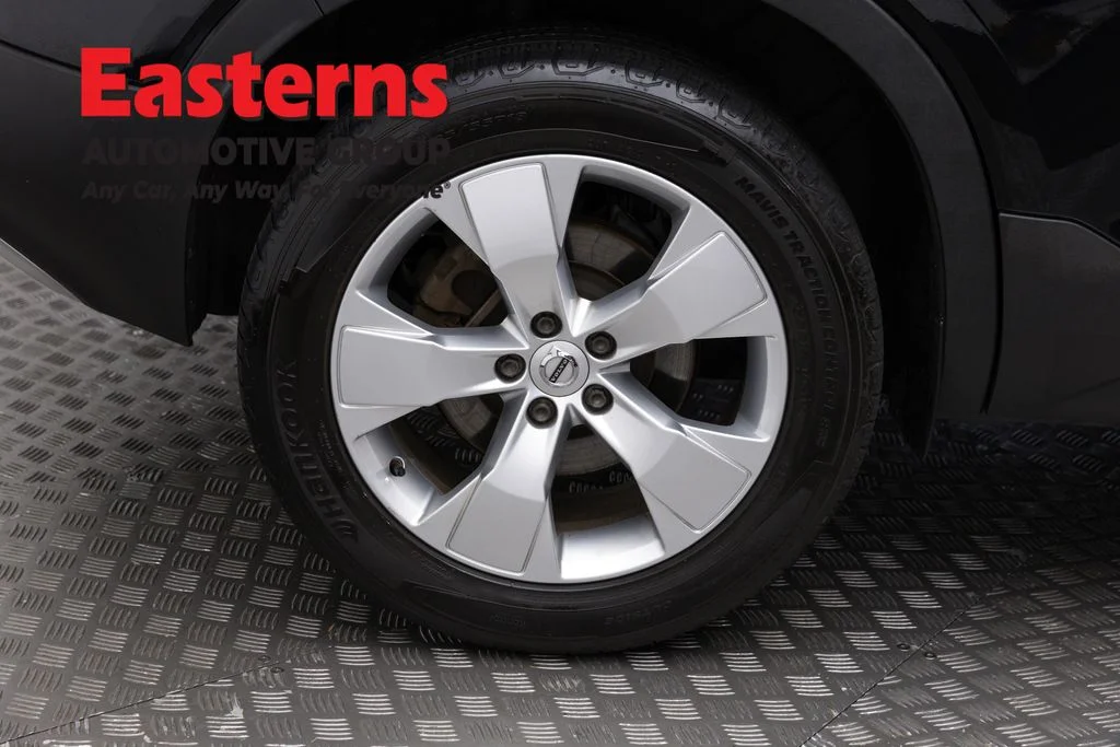 Used 2019 Black Volvo Momentum image 29