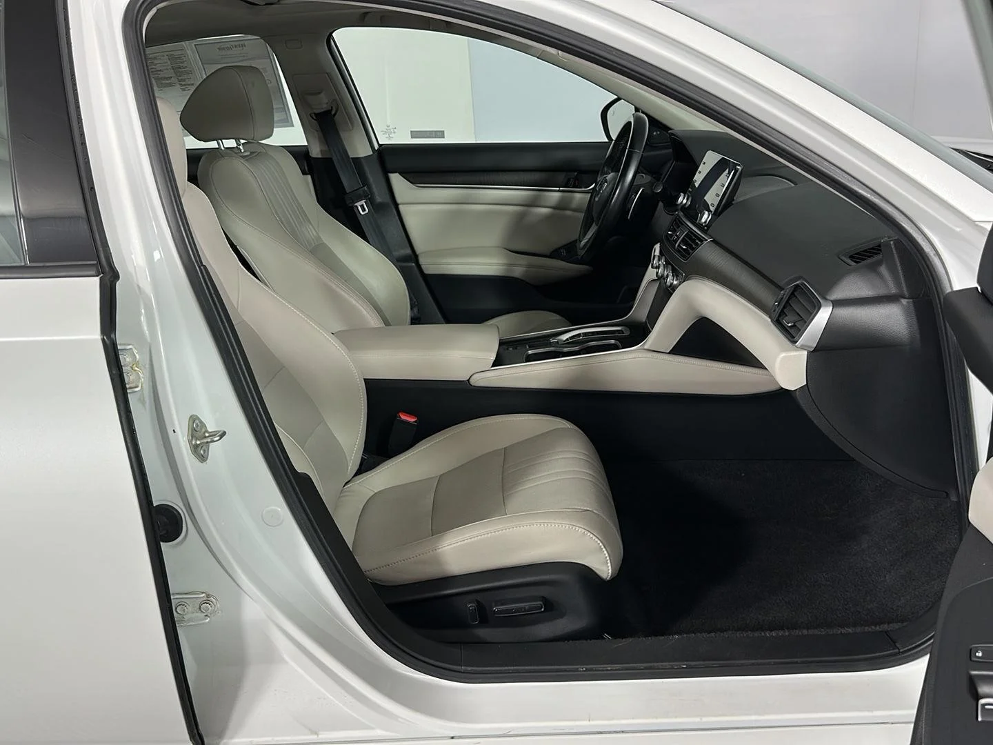 Used 2020 Platinum White Pearl Honda EX-L image 28