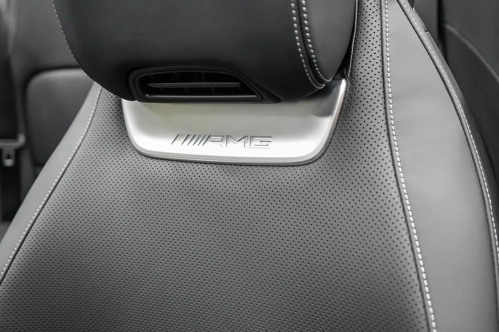 New 2025 MANUFAKTUR Moonlight White Metallic Mercedes-Benz AMG® SL 63 S E Performance Roadster image 70