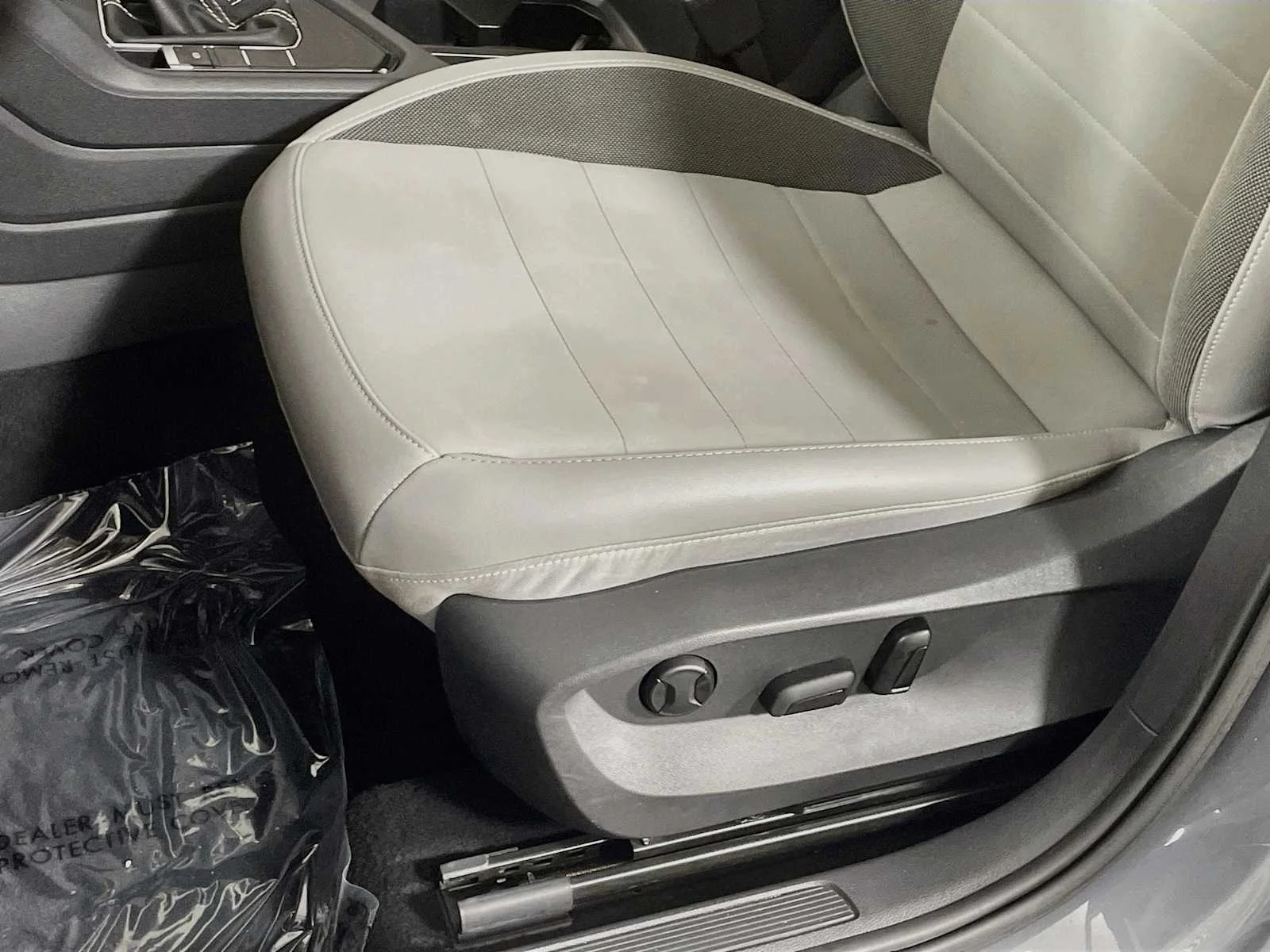 Used 2023 Gy Volkswagen SE image 17