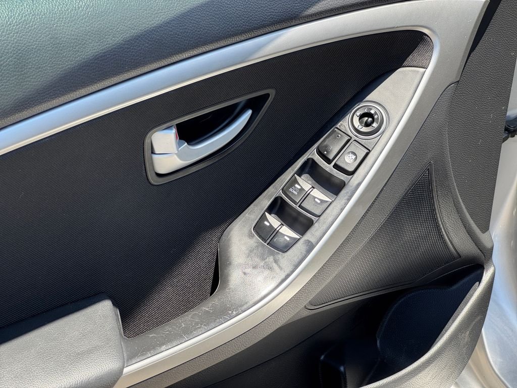 Used 2014 Shimmering Silver Hyundai Base image 10