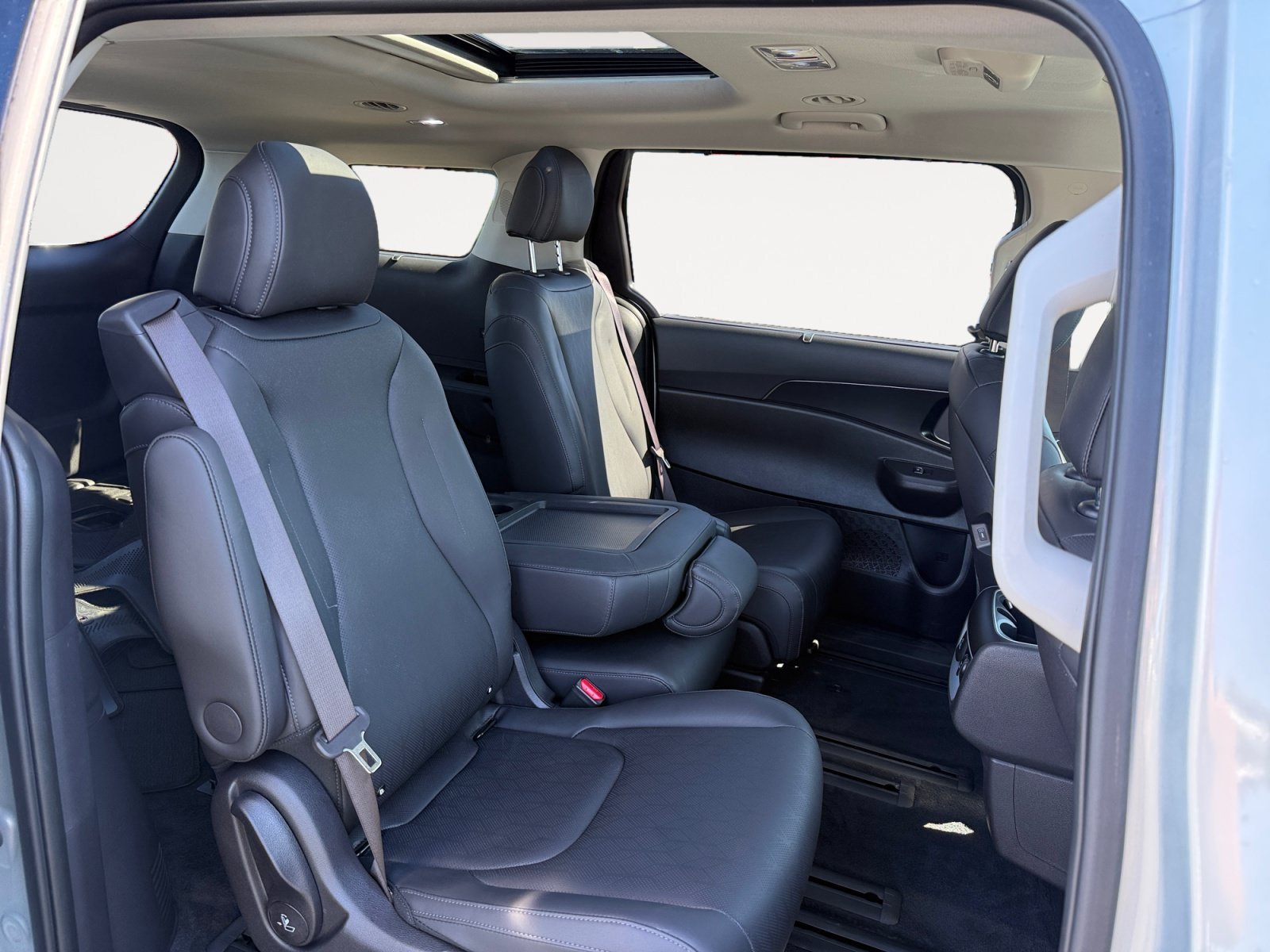 Used 2025 Ivory Kia SX image 18